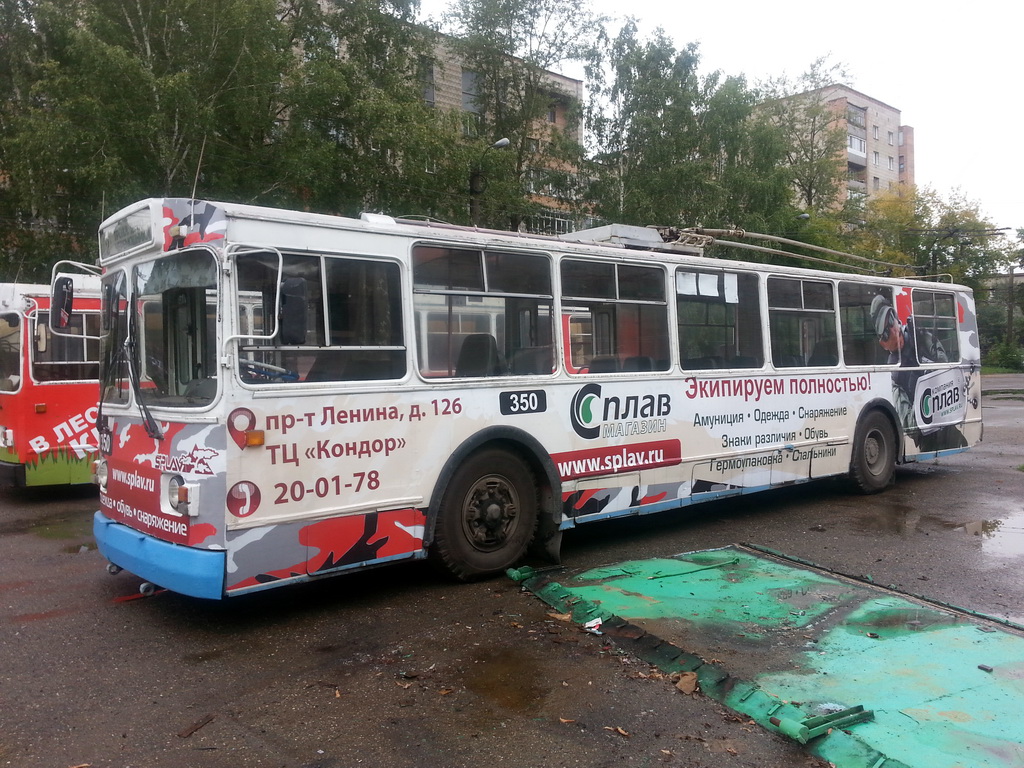 Реклама на троллейбусе для компании поставщика спецодежды